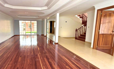 En Renta Amplia Casa | 2 Plantas + Buhardilla   Sector: Colegio Borja