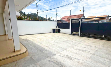 En Renta Amplia Casa | 2 Plantas + Buhardilla   Sector: Colegio Borja