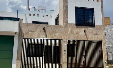 Reanta casa en Real Univarcidad para casa habitación o para oficinas 7 espacios