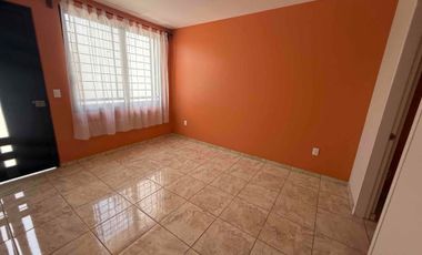 Reanta casa en Real Univarcidad para casa habitación o para oficinas 7 espacios