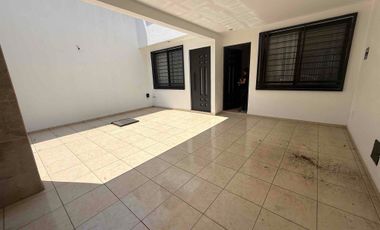 Reanta casa en Real Univarcidad para casa habitación o para oficinas 7 espacios