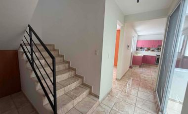 Reanta casa en Real Univarcidad para casa habitación o para oficinas 7 espacios