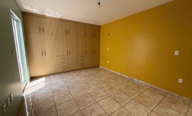 Reanta casa en Real Univarcidad para casa habitación o para oficinas 7 espacios