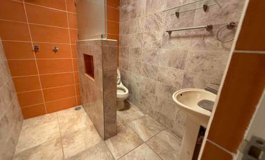 Reanta casa en Real Univarcidad para casa habitación o para oficinas 7 espacios