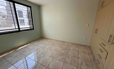 Reanta casa en Real Univarcidad para casa habitación o para oficinas 7 espacios
