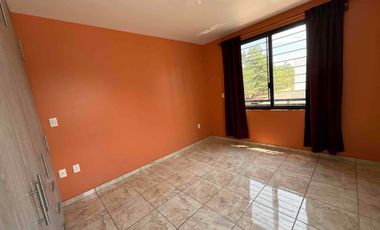 Reanta casa en Real Univarcidad para casa habitación o para oficinas 7 espacios
