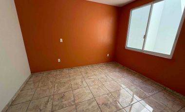 Reanta casa en Real Univarcidad para casa habitación o para oficinas 7 espacios