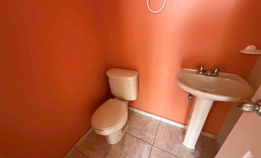 Reanta casa en Real Univarcidad para casa habitación o para oficinas 7 espacios