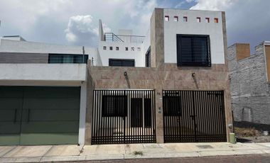 Reanta casa en Real Univarcidad para casa habitación o para oficinas 7 espacios
