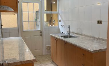 SE ARRIENDA LINDA CASA 3 DORMITORIOS + QUINCHO BARRIO VISTA VOLCAN