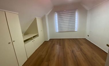 SE ARRIENDA LINDA CASA 3 DORMITORIOS + QUINCHO BARRIO VISTA VOLCAN