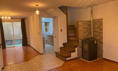 SE ARRIENDA LINDA CASA 3 DORMITORIOS + QUINCHO BARRIO VISTA VOLCAN