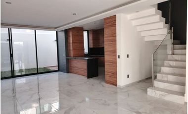 CASA EN VENTA FRACC SENDEROS MONTEVERDE 3 RECAMARAS CADA UNA CON SU BAÑO, ROOF GARDEN DENTRO DE COTO CON ALBERCA