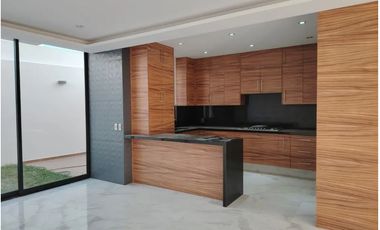 CASA EN VENTA FRACC SENDEROS MONTEVERDE 3 RECAMARAS CADA UNA CON SU BAÑO, ROOF GARDEN DENTRO DE COTO CON ALBERCA