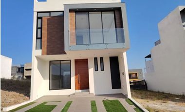 CASA EN VENTA FRACC SENDEROS MONTEVERDE 3 RECAMARAS CADA UNA CON SU BAÑO, ROOF GARDEN DENTRO DE COTO CON ALBERCA