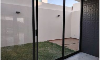 CASA EN VENTA FRACC SENDEROS MONTEVERDE 3 RECAMARAS CADA UNA CON SU BAÑO, ROOF GARDEN DENTRO DE COTO CON ALBERCA