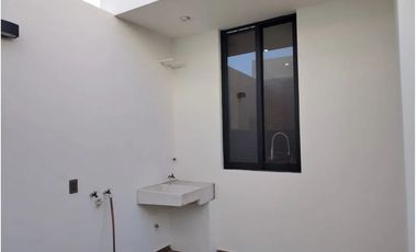 CASA EN VENTA FRACC SENDEROS MONTEVERDE 3 RECAMARAS CADA UNA CON SU BAÑO, ROOF GARDEN DENTRO DE COTO CON ALBERCA