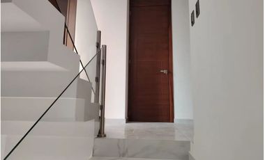 CASA EN VENTA FRACC SENDEROS MONTEVERDE 3 RECAMARAS CADA UNA CON SU BAÑO, ROOF GARDEN DENTRO DE COTO CON ALBERCA