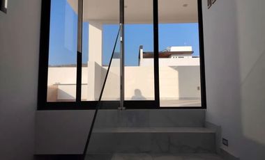 CASA EN VENTA FRACC SENDEROS MONTEVERDE 3 RECAMARAS CADA UNA CON SU BAÑO, ROOF GARDEN DENTRO DE COTO CON ALBERCA