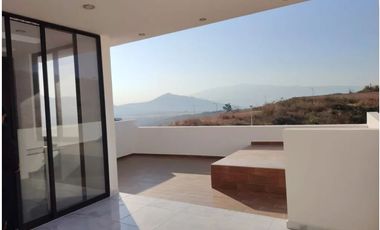 CASA EN VENTA FRACC SENDEROS MONTEVERDE 3 RECAMARAS CADA UNA CON SU BAÑO, ROOF GARDEN DENTRO DE COTO CON ALBERCA