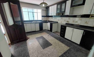 Se vende casa en Surco 200m2 5 dormitorios 2 pisos