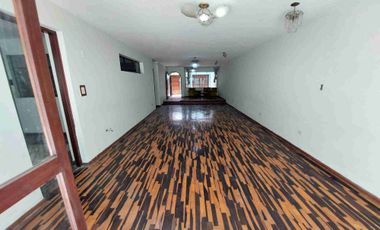 Se vende casa en Surco 200m2 5 dormitorios 2 pisos