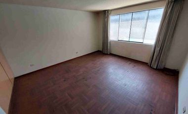 Se vende casa en Surco 200m2 5 dormitorios 2 pisos