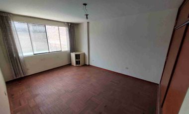Se vende casa en Surco 200m2 5 dormitorios 2 pisos