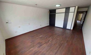 Se vende casa en Surco 200m2 5 dormitorios 2 pisos