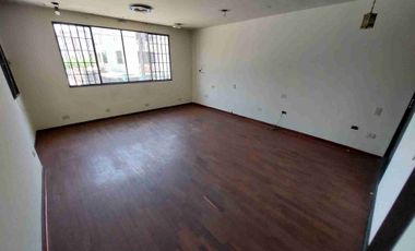 Se vende casa en Surco 200m2 5 dormitorios 2 pisos