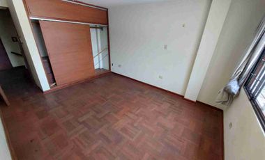 Se vende casa en Surco 200m2 5 dormitorios 2 pisos