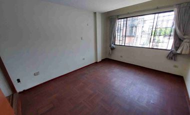 Se vende casa en Surco 200m2 5 dormitorios 2 pisos
