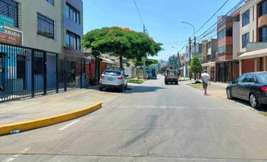 Se vende casa en Surco 200m2 5 dormitorios 2 pisos