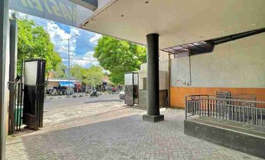 Jual gedung Cocok untuk kantor , Hotel Kost Jl Ry Karangmenjangan