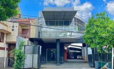 Jual gedung Cocok untuk kantor , Hotel Kost Jl Ry Karangmenjangan