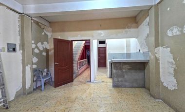 Venta de Propiedad de 3 Pisos, Uso Residencial y Comercial. 3 Suites y 1 Local - Centro de Durán