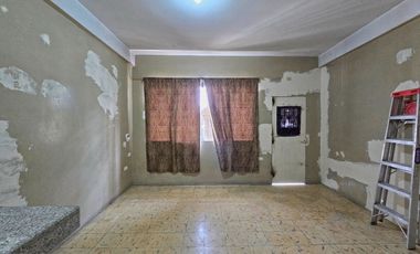 Venta de Propiedad de 3 Pisos, Uso Residencial y Comercial. 3 Suites y 1 Local - Centro de Durán