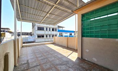 Venta de Propiedad de 3 Pisos, Uso Residencial y Comercial. 3 Suites y 1 Local - Centro de Durán