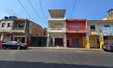 Venta de Propiedad de 3 Pisos, Uso Residencial y Comercial. 3 Suites y 1 Local - Centro de Durán