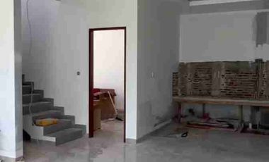 dijual rumah baru 3 lt di taman Surya 5
