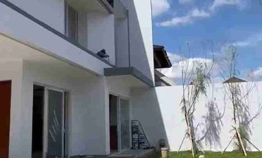 dijual rumah baru 3 lt di taman Surya 5