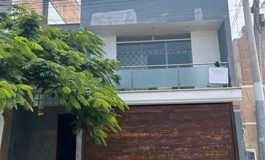 VENTA DE AMPLIA CASA DE 3 PISOS - CHORRILLOS