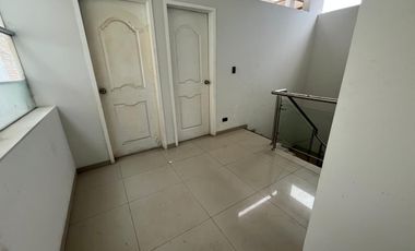 VENTA DE AMPLIA CASA DE 3 PISOS - CHORRILLOS