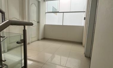 VENTA DE AMPLIA CASA DE 3 PISOS - CHORRILLOS