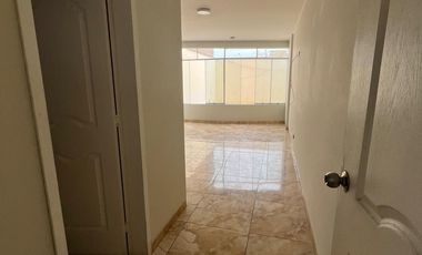 VENTA DE AMPLIA CASA DE 3 PISOS - CHORRILLOS