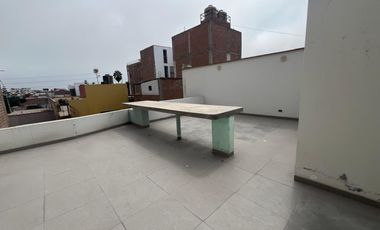 VENTA DE AMPLIA CASA DE 3 PISOS - CHORRILLOS