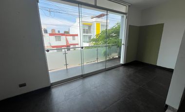 VENTA DE AMPLIA CASA DE 3 PISOS - CHORRILLOS