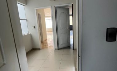 VENTA DE AMPLIA CASA DE 3 PISOS - CHORRILLOS