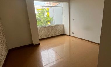VENTA DE AMPLIA CASA DE 3 PISOS - CHORRILLOS