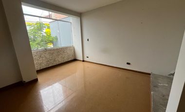 VENTA DE AMPLIA CASA DE 3 PISOS - CHORRILLOS